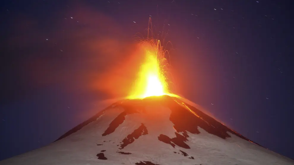 Imagen del volcán Villarica en erupción