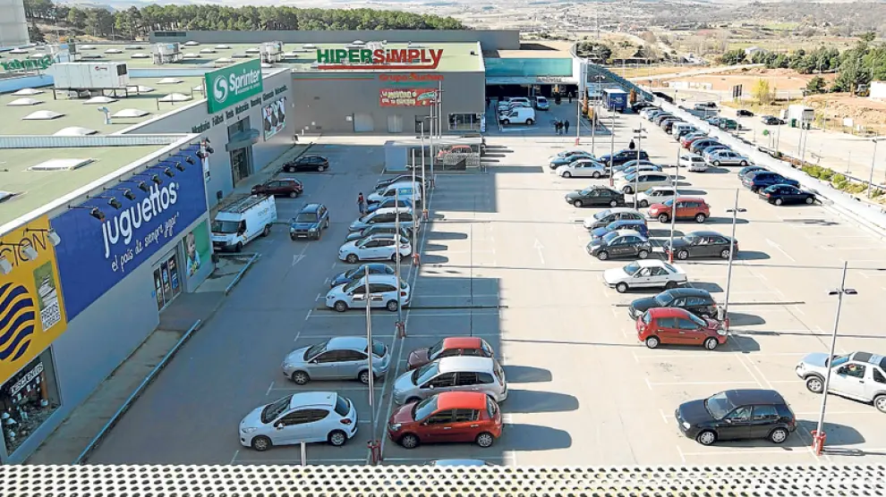 Imagen de archivo del aparcamiento exterior de la planta 2 del Centro Comercial Camaretas.