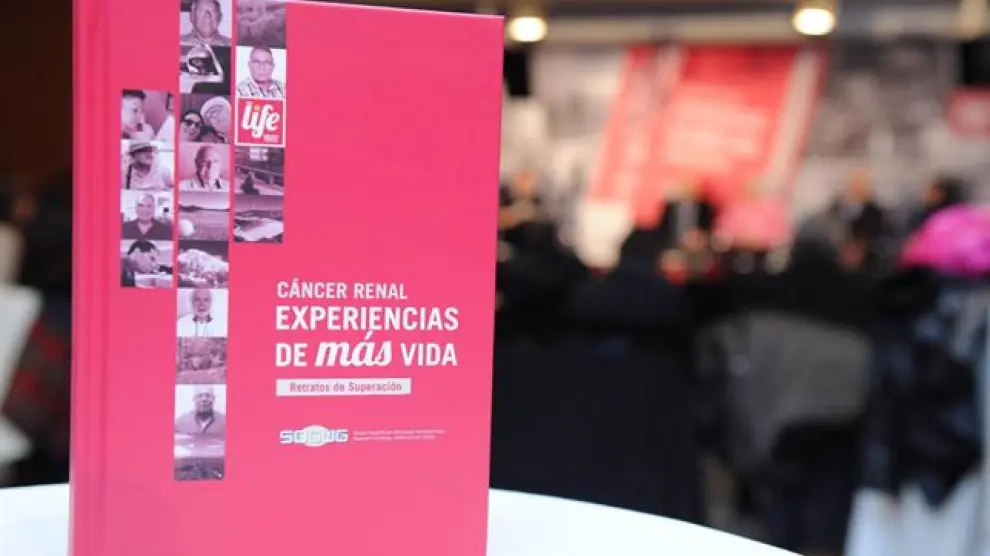 El libro 'Cáncer renal: Experiencias de más vida', editado por el Grupo Español de Oncología Genitourinaria (SOGUG) en colaboración con la AECC.