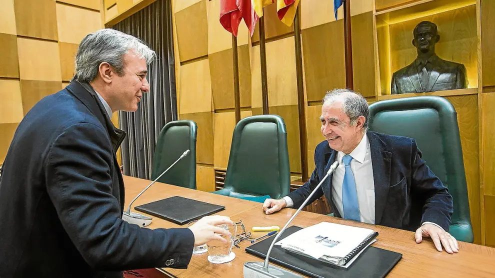 El edil del PP Jorge Azcón conversa con el vicealcalde, Fernando Gimeno, antes de la comisión.