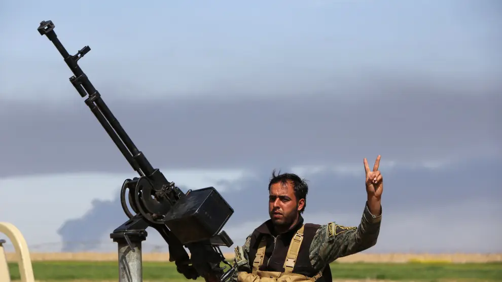 Un soldado iraquí, combatiendo al Estado Islámico