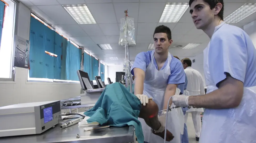 Los cadáveres estudiados en las facultades turcas de medicina son vestidos con calzoncillos