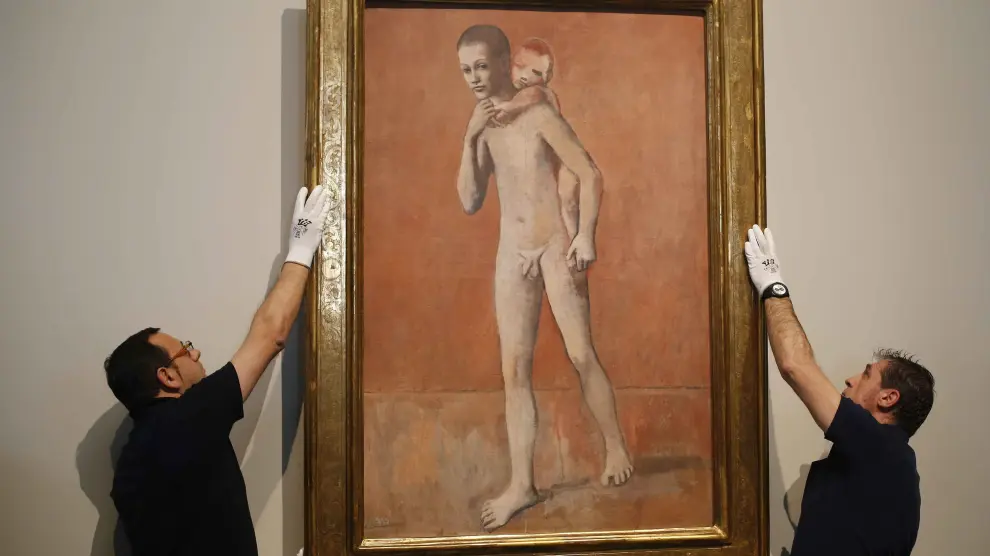 Dos operarios cuelgan el cuadro 'Los dos hermanos' en el Prado