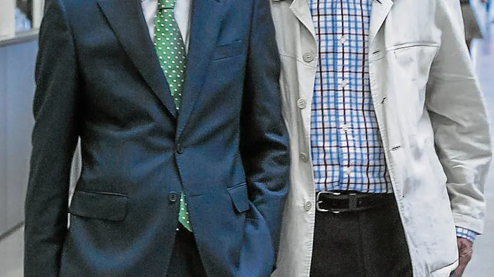 Ricardo García Becerril, a la derecha, con uno de sus letrados.