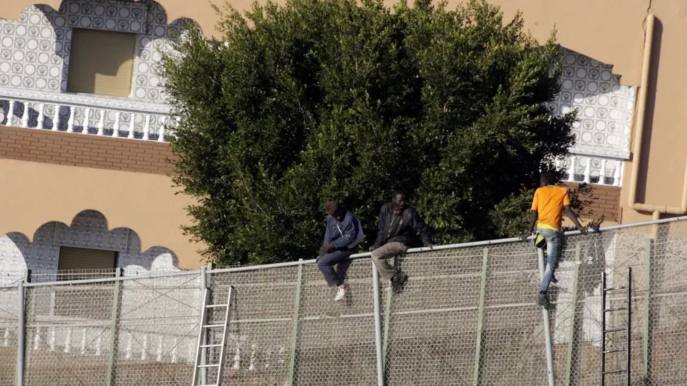 Tres inmigrantes seguían en la valla de Melilla esta mañana