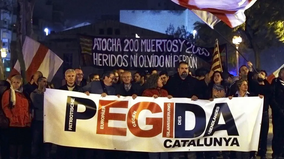 Los representantes de Pegida han desplegado una pancarta en la que se podía leer "Atocha, 200 muertos. Ni olvido ni perdón".