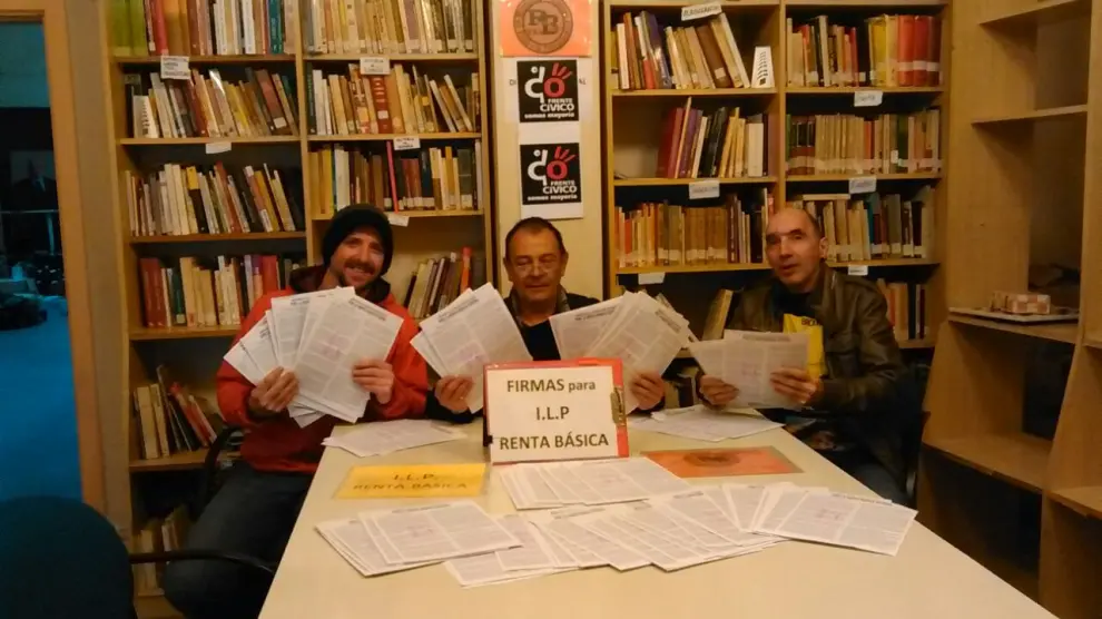 Miembros del Frente Cívico de Zaragoza con las firmas