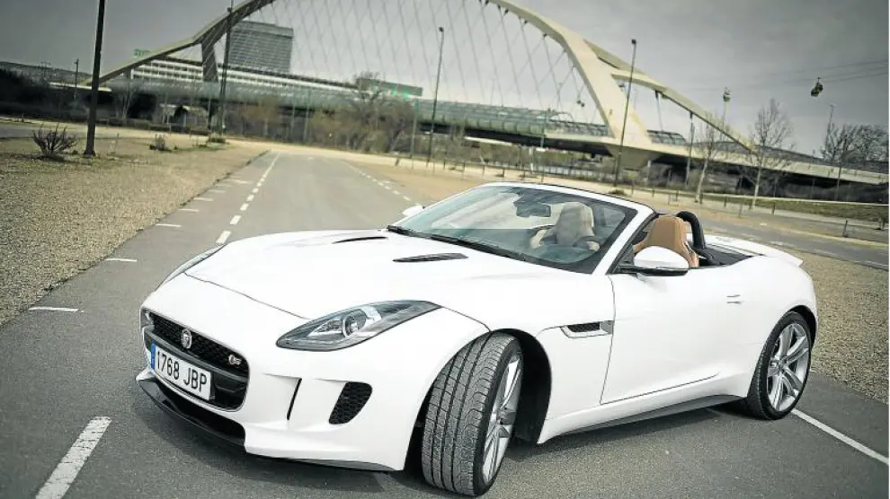El Jaguar F-Type en el puente del Tercer Milenio
