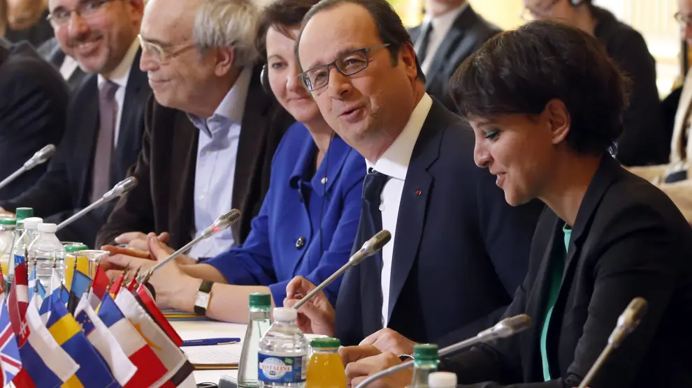 El presidente francés François Hollande y la ministra francesa de Educación, Najat Vallaud, en la reunión celebrada este martes en París