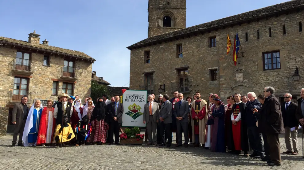 Acto de celebración en el que se ha nombrado a Aínsa como uno de 'Los Pueblos más Bonitos de España'