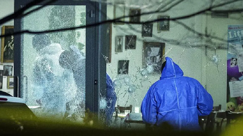 La Policía inspecciona el lugar del ataque en busca de pistas, ayer en un café cultural de la ciudad de Copenhague.