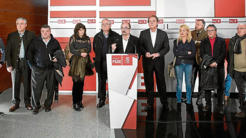 El candidato Carlos Pérez Anadón el quinto por la derecha estuvo arropado por el líder del PSOE, concejales y otros cargos.