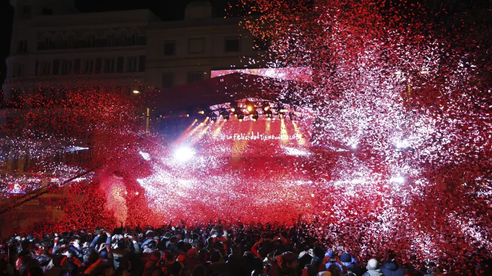 El centro de Madrid se tiñe de rojo en el Día Internacional de la Felicidad.