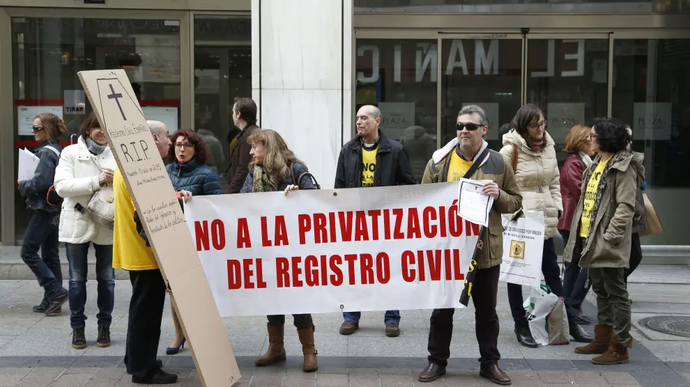 Varios trabajadores protestaron este viernes a las puertas del Registro Civil en Zaragoza