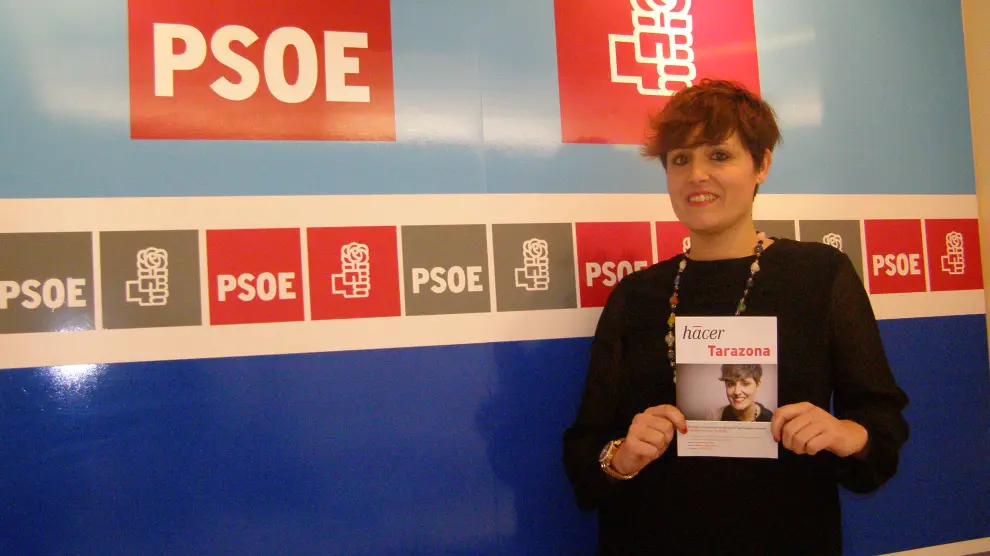 La candidata socialista a la alcaldía de Tarazona, Leticia Soria, posa con uno de los cuestionarios.
