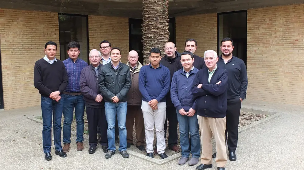 Los seminaristas con algunos de los profesores del Seminario de Huesca