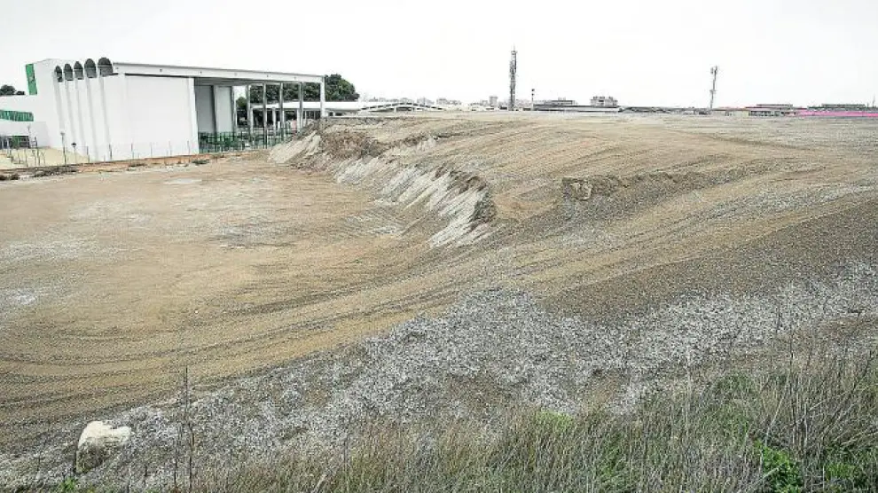 Vista de la montaña de escombros del tranvía en la trasera del estadio El Olivar, en la prolongación de Gómez Laguna