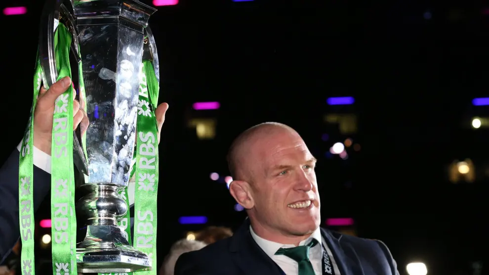 El capitán del equipo irlandés de rugby levanta el trofeo del Seis Naciones 2015