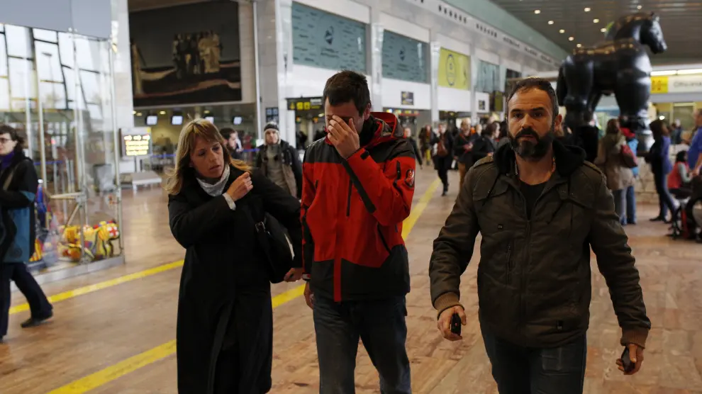 Los familiares y amigos de las víctimas llegan al aeropuerto del Prat