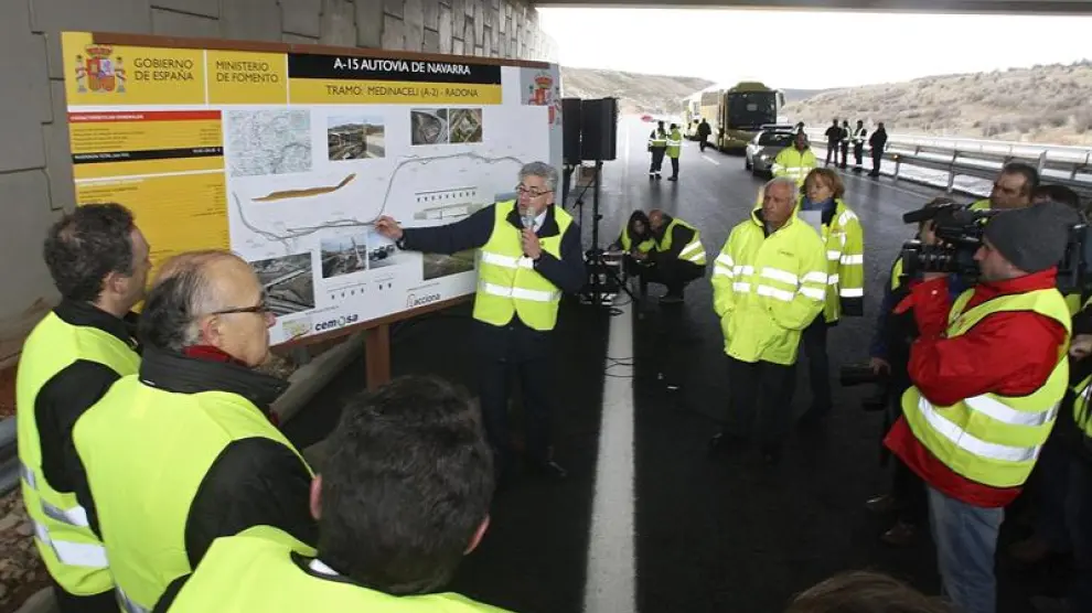 Los representantes políticos durante la visita realizada a las obras del tramo Medinaceli-Radona de la autovía de Navarra (A-15).