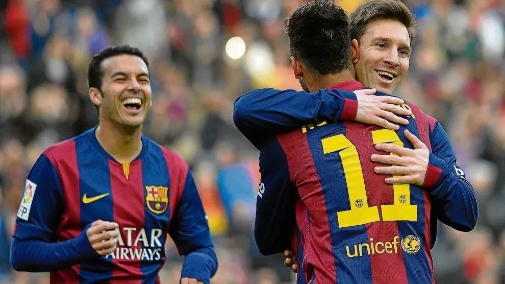 Neymar (de espaldas) celebra su gol con Messi, que marcaría luego tres, mientras Pedro acude a felicitarle.