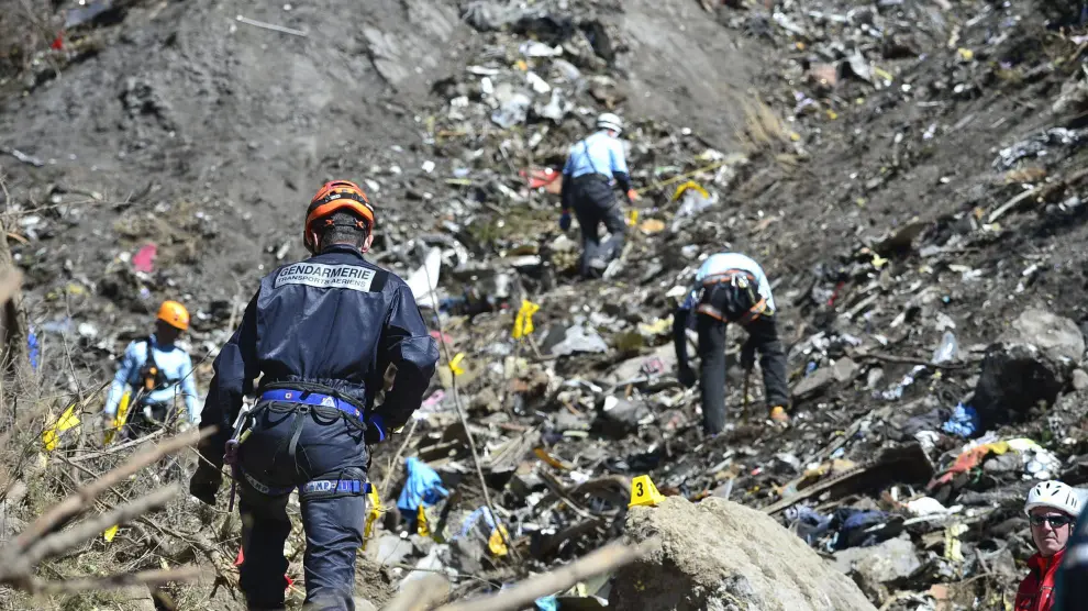 Los equipos de rescate siguen buscando los restos de las víctimas