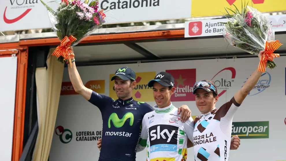 El ciclista australiano Richie, en el centro, junto a Valverde (i).