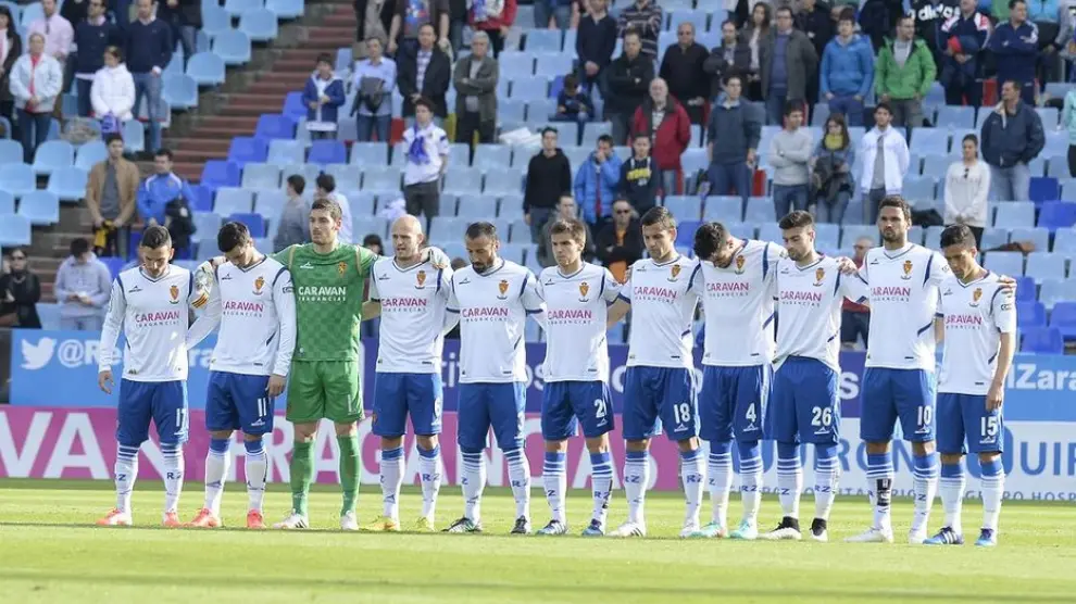 Los jugadores del Real Zaragoza, durante el minuto de silencio
