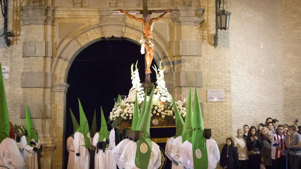 El centro de Zaragoza se llena con el Vía Crucis de la Cofradía de las Siete Palabras