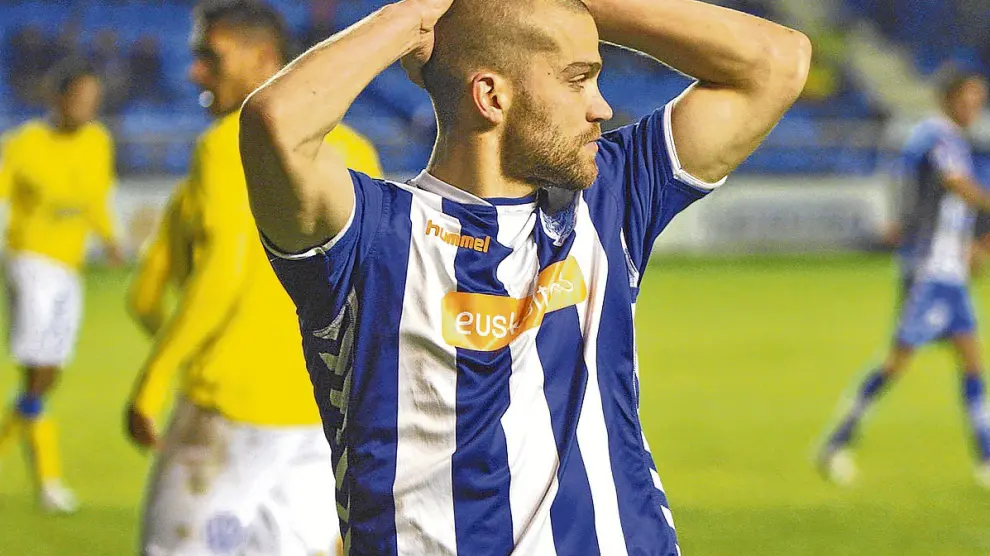 El ex zaragocista Víctor Laguardia, defensa del Alavés, en una acción del partido frente a Las Palmas.