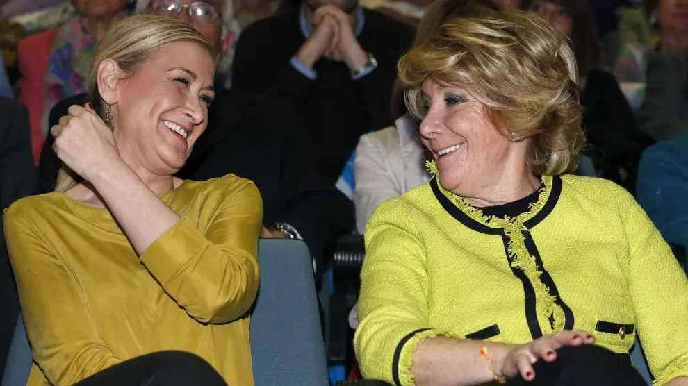 La presidenta del PP de Madrid y candidata a la Alcaldía de la capital, Esperanza Aguirre (d), junto a la candidata a la Presidencia de la Comunidad, Cristina Cifuentes