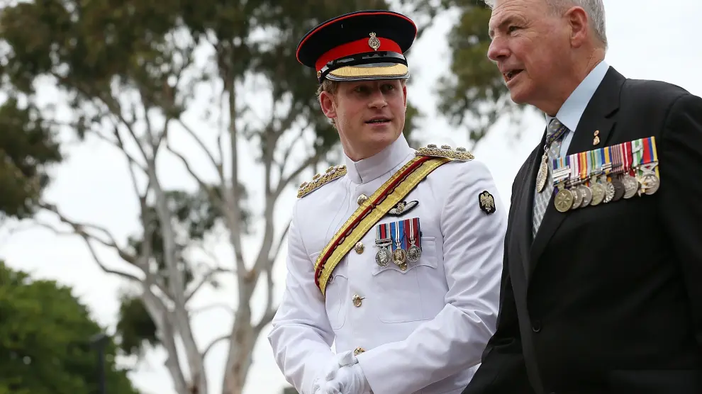 El Príncipe Harry escoltado por el Presidente del Consejo de Guerra en Australia