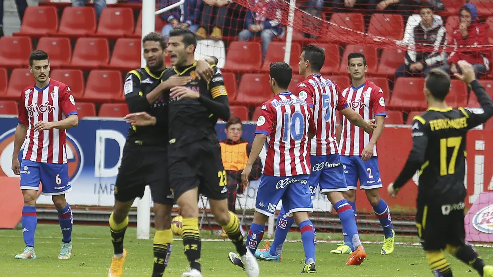 Los jugadores del Real Zaragoza celebra un gol contra el Sporting