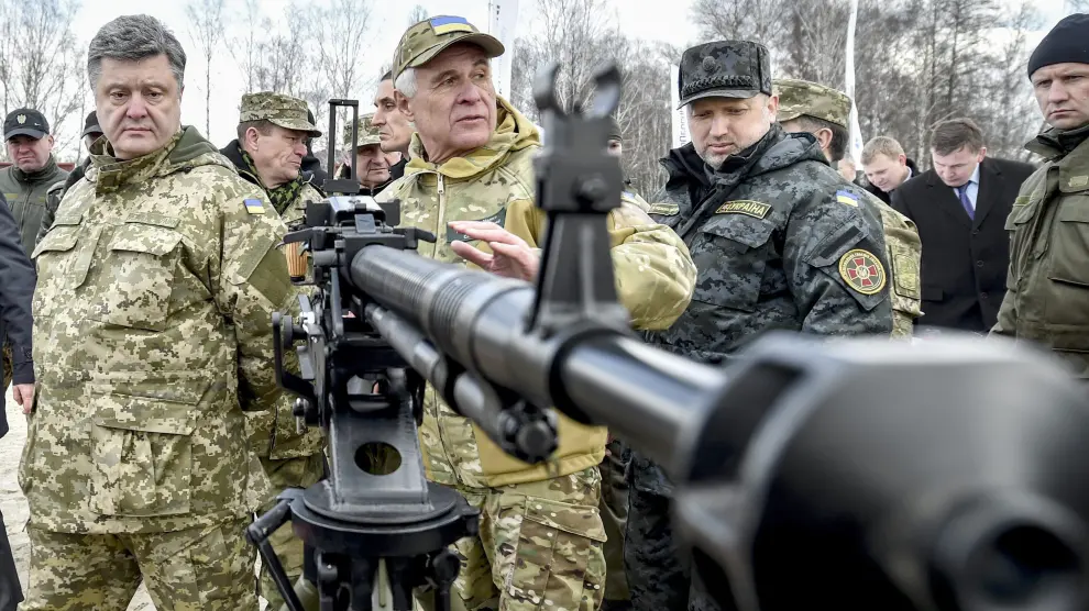 ?Poroshenko durante un entrenamiento militar en Kiev (Archivo)