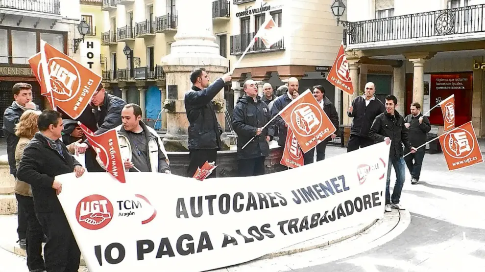 Concentración de huelguistas. Los trabajadores del autobús urbano de Teruel se concentraron a las 15.30 de ayer en la plaza del Torico para protestar con una sonora pitada por los retrasos en el cobro de las nóminas. Los conductores, en huelga desde el lu