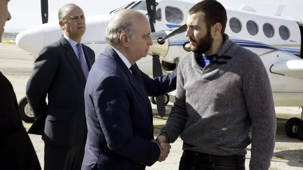 Juan Bolívar saluda al ministro del Interior a su llegada a Madrid