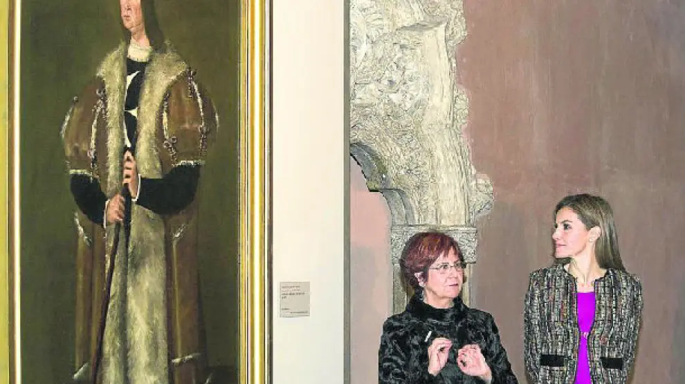 Carmen Morte, comisaria junto a José Ángel Sesma de la exposición sobre Fernando II, ayer, junto a doña Letizia.