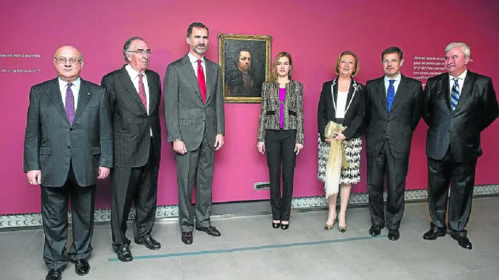 Los Reyes, ante el 'Autorretrato' de Goya, junto a Honorio Romero, Amado Franco, Luisa Fernanda Rudi, Rafael Catalá y Gustavo Alcalde.