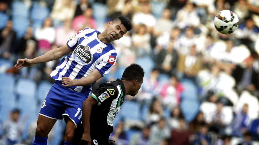 El defensa del Deportivo de La Coruña Juanfran Moreno (i) lucha un balón