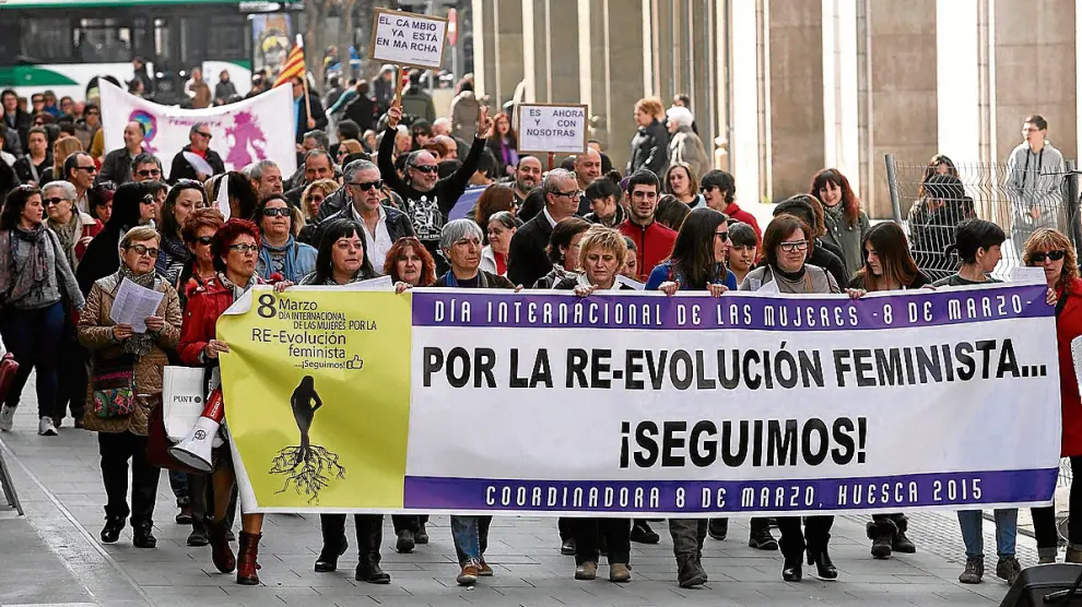 Multitudinaria marcha contra la violencia de género y la brecha salarial