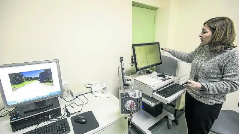 La psicóloga Cristina Andreu prepara los ordenadores para hacer las pruebas P300 y P400.