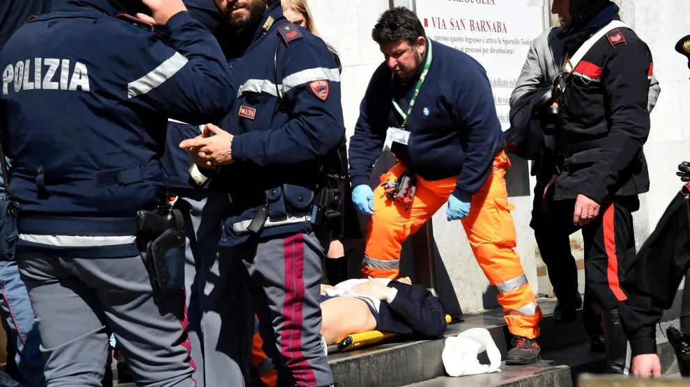 Momeno en el que retiran uno de los cadáveres tras los tiroteos en Milán