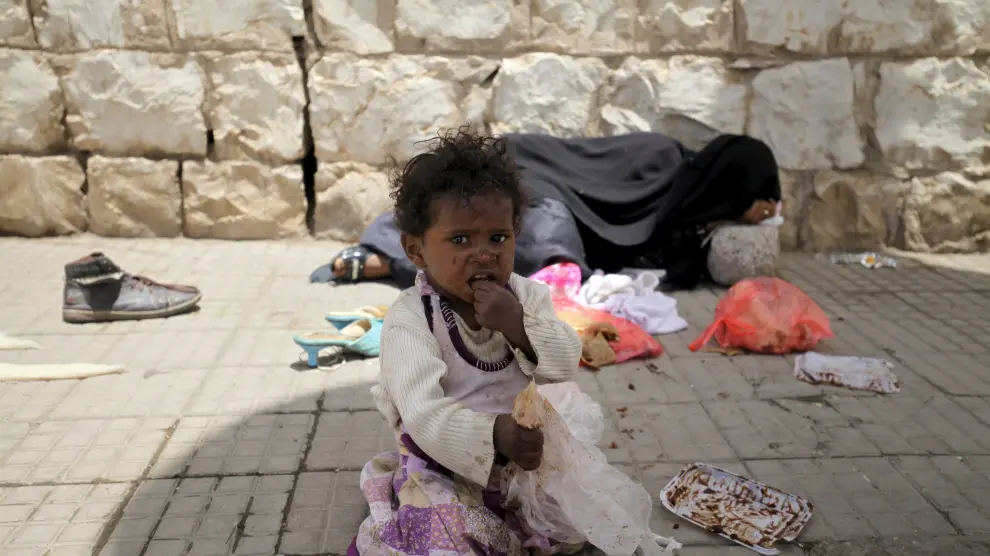 Una niña en una calle de Saná. La situación humanitaria en Yemen comienza a resultar muy difícil para la población