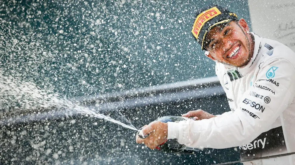 Hamilton celebra su victoria en China