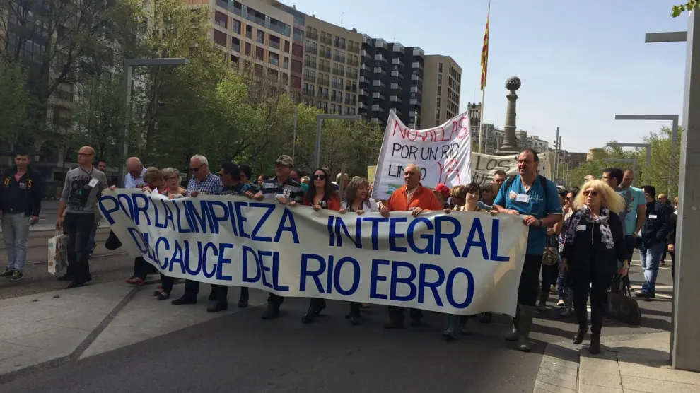 Manifestación por la limpieza del Ebro