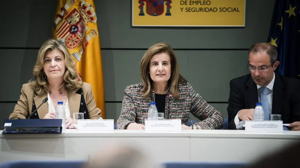 La ministra de Empleo Fátima Báñez, la secretaria de Estado de Empleo Engracia Hidalgo y el subsecretario de Empleo, Pedro Llorente durante la conferencia de este lunes.