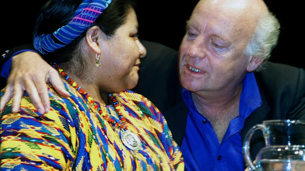 Eduardo Galeano con Rigoberta Menchú, en el año 2000