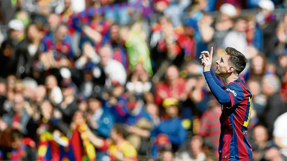 Messi celebra señalando al cielo uno de los goles logrados ante el Rayo Vallecano.