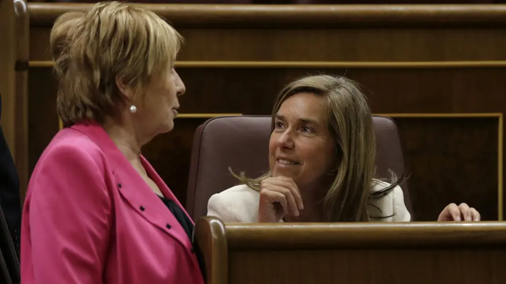 Celia Villalobos y Ana Mato en el Congreso durante la tramitación de la reforma de la ley del aborto