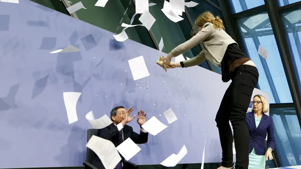 Draghi atacado con confeti.